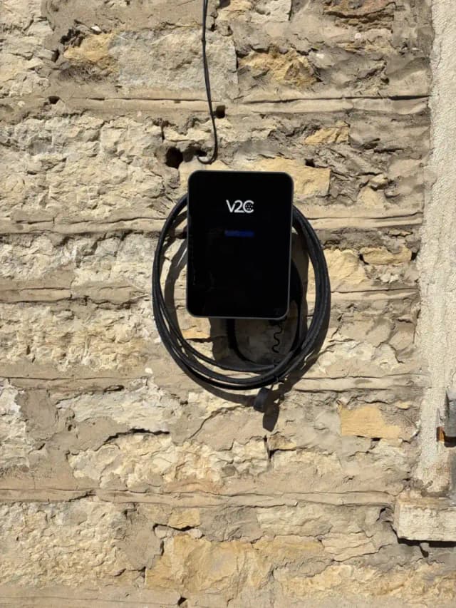 Borne V2C sur mur en pierres