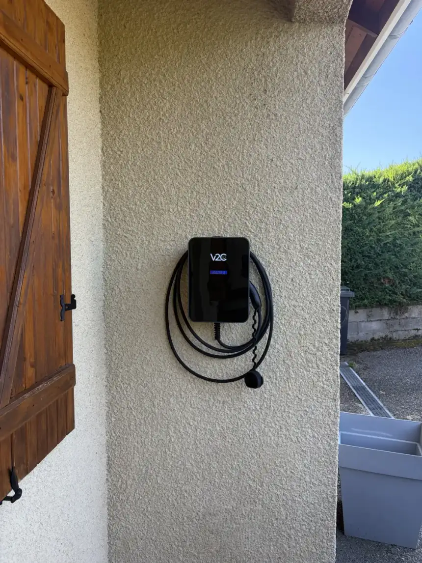 Borne V2C installée en façade extérieure