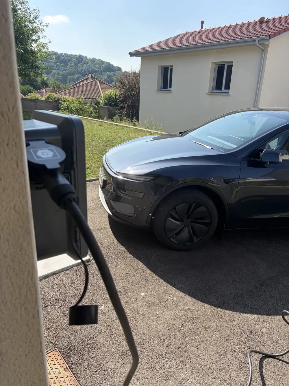 Voiture électrique en charge sur une borne V2C installée à domicile
